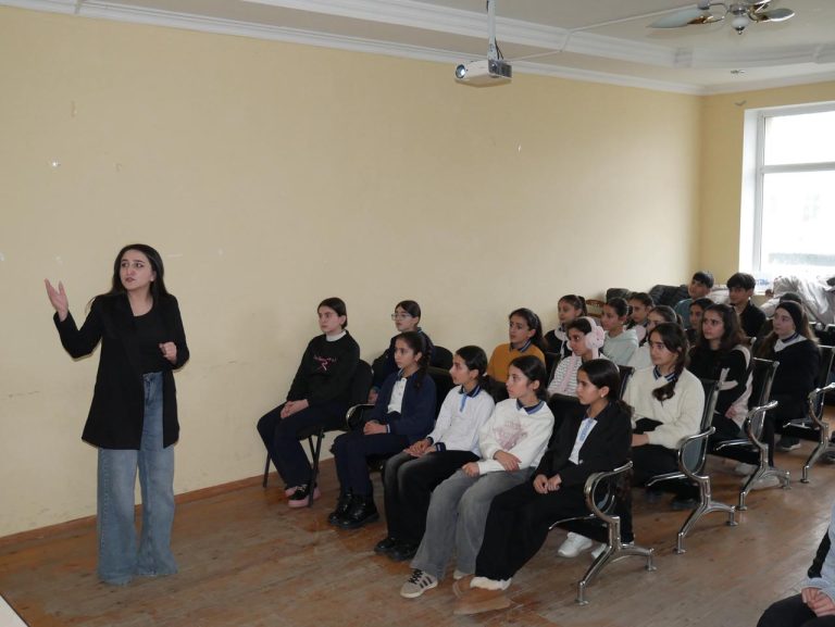 “Söz gücü: Debat Klubu” qrant layihəsi çərçivəsində təlimlər davam edir