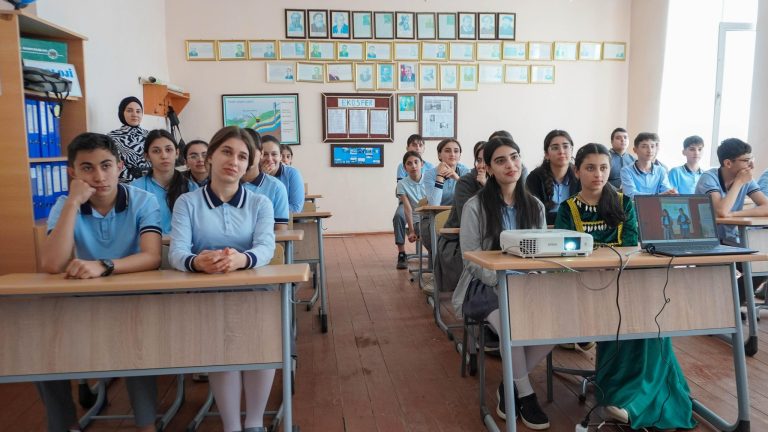 Smart English” layihəsinin bağlanış mərasimi keçirildi